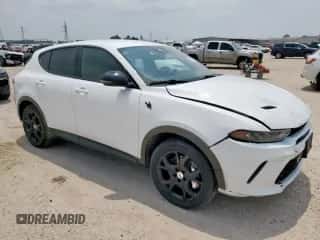 2024 Dodge Hornet R/T z VIN ZACPDFCWXR3A30157, wystawiony jako Copart lot #57922585 z przebiegiem 21 854 mil mil oraz Czysty tytuł • Clean title. Historia ofert i sprzedaży dostępna na DreamBid. Obrazek 4.