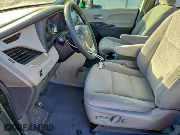 ✅ 2020 Toyota Sienna LE • VIN: 5TDKZ3DC2LS042627 • Lot: 95876025. Wystawiony na Copart z przebiegiem 89 135 mil. Bezpłatny archiwum sprzedaży aukcyjnych z USA i szczegółowy raport historii pojazdu na DreamBid. Zdjęcie 7.