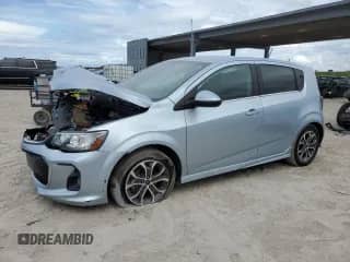 2018 Chevrolet Sonic LT z VIN 1G1JD6SG9J4107606, wystawiony jako Copart lot #84048875 z przebiegiem 60 206 mil mil oraz Szkoda całkowita • Salvage title. Historia ofert i sprzedaży dostępna na DreamBid. Obrazek 1.