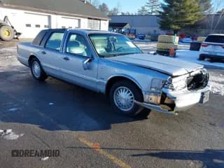 ✅ 1997 Lincoln Town Car Cartier • VIN: 1LNLM83W9VY661126 • Lot: 41456847. Wystawiony na IAAI z przebiegiem 160 710 mil. Bezpłatny archiwum sprzedaży aukcyjnych z USA i szczegółowy raport historii pojazdu na DreamBid. Zdjęcie 1.