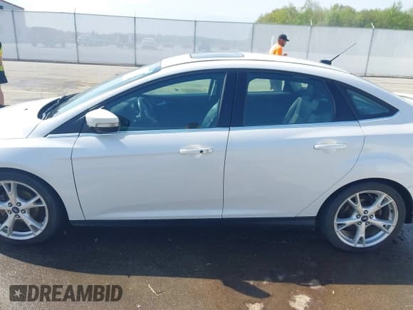 ✅ 2016 Ford Focus Titanium • VIN: 1FADP3J23GL358772 • Лот: 42103694. Опубликован ранее на IAAI с пробегом 85 290 миль. Бесплатный доступ к архиву аукционных продаж из США и подробный отчёт об истории автомобиля на DreamBid. Изображение 14.
