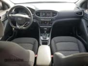 ✅ 2017 Hyundai Ioniq Blue • VIN: KMHC65LC3HU030771 • Lot: 87326614. Wystawiony na Copart z przebiegiem 81 777 mil. Bezpłatny archiwum sprzedaży aukcyjnych z USA i szczegółowy raport historii pojazdu na DreamBid. Zdjęcie 8.