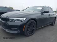 ✅ 2019 BMW 3 Series 330i • VIN: 3MW5R1J57K8A04175 • Lot: 42433547. Wystawiony na IAAI z przebiegiem 70 614 mil. Bezpłatny archiwum sprzedaży aukcyjnych z USA i szczegółowy raport historii pojazdu na DreamBid. Zdjęcie 2.