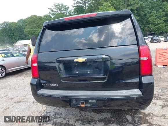 ✅ 2015 Chevrolet Suburban LT • VIN: 1GNSCJKC1FR591934 • Lot: 42403284. Wystawiony na IAAI z przebiegiem 299 882 mil. Bezpłatny archiwum sprzedaży aukcyjnych z USA i szczegółowy raport historii pojazdu na DreamBid. Zdjęcie 17.