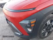✅ 2025 Hyundai Kona SEL • VIN: KM8HB3AB1SU192146 • Лот: 43649809. Опубликован ранее на IAAI с пробегом 25 003 миль. Бесплатный доступ к архиву аукционных продаж из США и подробный отчёт об истории автомобиля на DreamBid. Изображение 18.