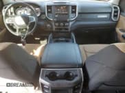 ✅ 2022 Ram 1500 Big Horn • VIN: 1C6SRFFTXNN130338 • Lot: 82518175. Wystawiony na Copart z przebiegiem 29 984 mil. Bezpłatny archiwum sprzedaży aukcyjnych z USA i szczegółowy raport historii pojazdu na DreamBid. Zdjęcie 8.