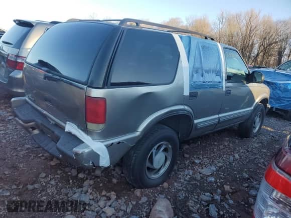 2000 Chevrolet Blazer LT with VIN 1GNDT13W8Y2260247, listed as a Copart auction lot 61902915 with 280,378 mi miles and Salvage title. Bid and sale history available at DreamBid. Image 3.