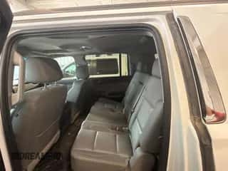 2017 Chevrolet Suburban LT z VIN 1GNSKHKC1HR317714, wystawiony jako IAAI lot #42913255 z przebiegiem 44 628 mil mil oraz . Historia ofert i sprzedaży dostępna na DreamBid. Obrazek 1.