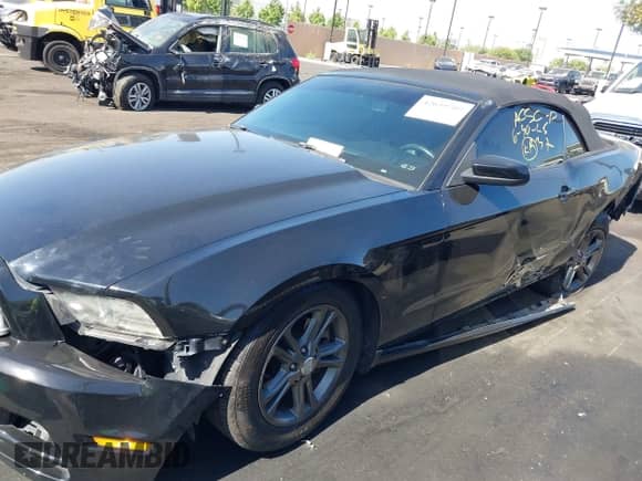 2014 Ford Mustang V6 с VIN 1ZVBP8EM7E5302357, выставлен на аукционе IAAI как лот 42639709 с пробегом 81 680 миль миль и . История ставок и продаж доступна на DreamBid. Изображение 6.