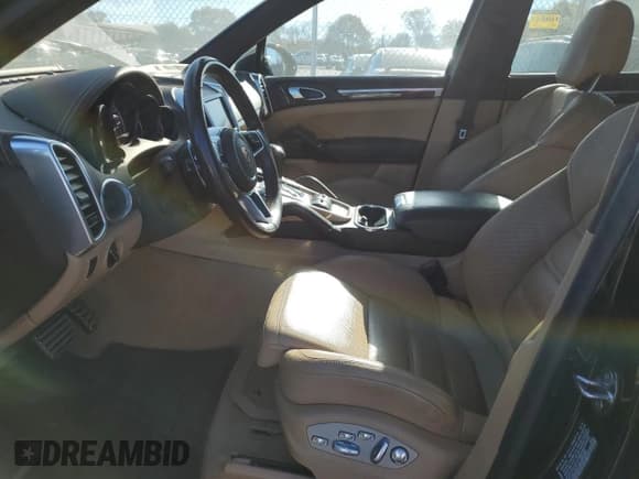 ✅ 2016 Porsche Cayenne Turbo • VIN: WP1AC2A21GLA89382 • Lot: 73531314. Wystawiony na Copart z przebiegiem 93 378 mil. Bezpłatny archiwum sprzedaży aukcyjnych z USA i szczegółowy raport historii pojazdu na DreamBid. Zdjęcie 7.