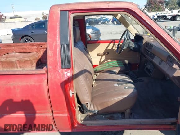 ✅ 1985 Toyota Pickup • VIN: JT4RN55R5F0091191 • Lot: 43838711. Listed on IAAI with 171,294 mi. Free auction sales archive from the USA and detailed vehicle history report at DreamBid. Image 5.