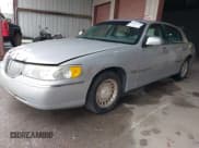 ✅ 2002 Lincoln Town Car Executive • VIN: 1LNHM81W42Y608998 • Лот: 41893243. Опубликован ранее на IAAI с пробегом 222 672 миль. Бесплатный доступ к архиву аукционных продаж из США и подробный отчёт об истории автомобиля на DreamBid. Изображение 2.