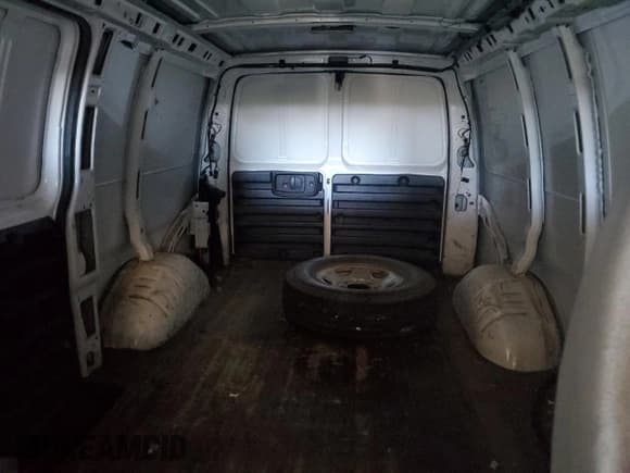 ✅ 2015 Chevrolet Express Cargo • VIN: 1GCWGFCF0F1219441 • Lot: 84630885. Wystawiony na Copart z przebiegiem 163 050 mil. Bezpłatny archiwum sprzedaży aukcyjnych z USA i szczegółowy raport historii pojazdu na DreamBid. Zdjęcie 10.