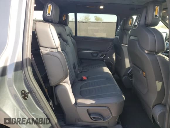 ✅ 2023 Rivian R1S Adventure • VIN: 7PDSGABA0PN009951 • Lot: 49899425. Wystawiony na Copart z przebiegiem 30 039 mil. Bezpłatny archiwum sprzedaży aukcyjnych z USA i szczegółowy raport historii pojazdu na DreamBid. Zdjęcie 11.