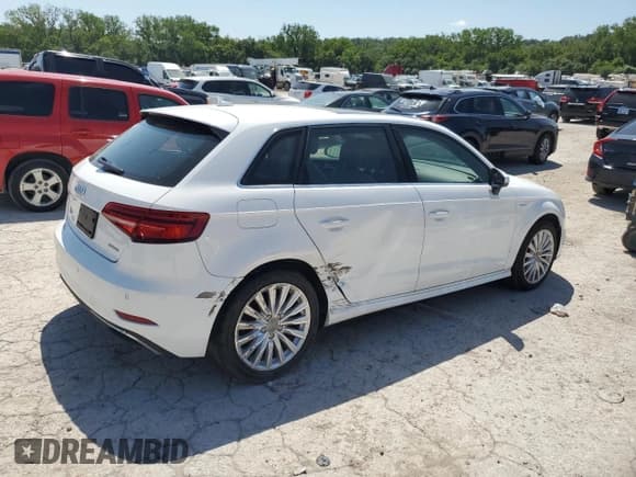 ✅ 2018 Audi A3 e-tron Sportback Premium Plus • VIN: WAUTPBFF5JA114701 • Lot: 66416855. Wystawiony na Copart z przebiegiem 132 964 mil. Bezpłatny archiwum sprzedaży aukcyjnych z USA i szczegółowy raport historii pojazdu na DreamBid. Zdjęcie 3.