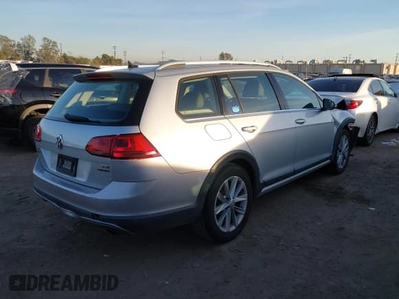 ✅ 2017 Volkswagen Golf S • VIN: 3VWH17AU2HM507014 • Lot: 43821524. Listed on IAAI with 226,832 mi. Free auction sales archive from the USA and detailed vehicle history report at DreamBid. Image 4.