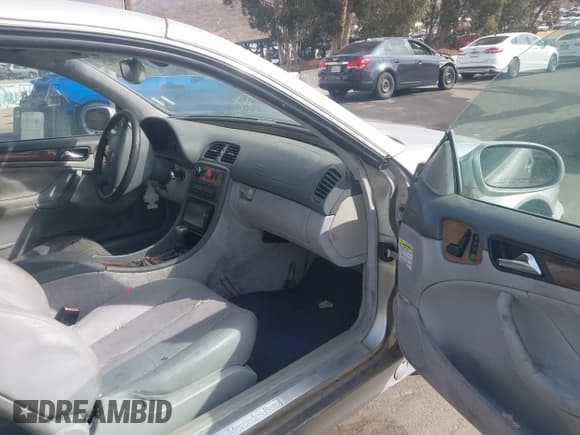 ✅ 2000 Mercedes-Benz CLK 320/430 • VIN: WDBLJ65G7YF157342 • Lot: 43689025. Wystawiony na IAAI z przebiegiem 98 430 mil. Bezpłatny archiwum sprzedaży aukcyjnych z USA i szczegółowy raport historii pojazdu na DreamBid. Zdjęcie 5.