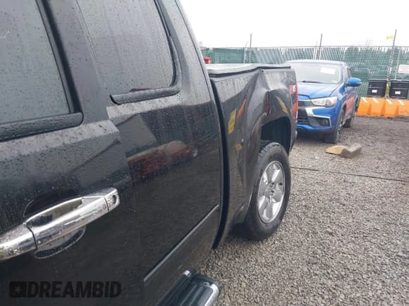 ✅ 2010 GMC Sierra 1500 • VIN: 1GTSCWE01AZ202838 • Lot: 41516702. Wystawiony na IAAI z przebiegiem 173 647 mil. Bezpłatny archiwum sprzedaży aukcyjnych z USA i szczegółowy raport historii pojazdu na DreamBid. Zdjęcie 17.