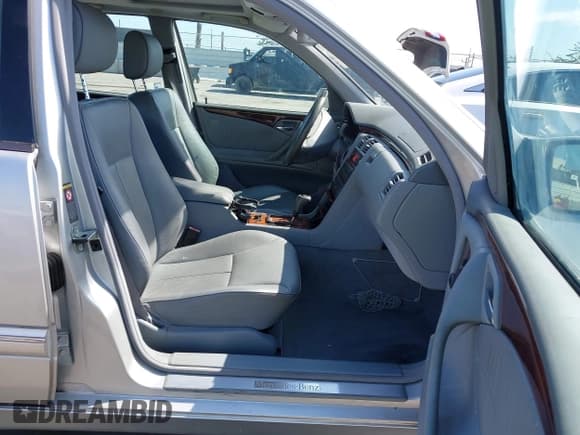 ✅ 2000 Mercedes-Benz E 320 • VIN: WDBJF65J8YB130839 • Lot: 43043707. Listed on IAAI with 79,629 mi. Free auction sales archive from the USA and detailed vehicle history report at DreamBid. Image 5.