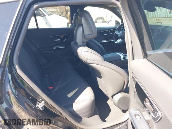 ✅ 2024 Mercedes-Benz GLC 300 • VIN: W1NKM4HB6RF181375 • Lot: 42832221. Listed on IAAI with 25,894 mi. Free auction sales archive from the USA and detailed vehicle history report at DreamBid. Image 8.