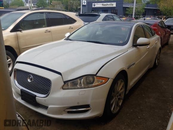 ✅ 2013 Jaguar XJ • VIN: SAJWJ1CD7D8V49599 • Lot: 54008915. Wystawiony na Copart z przebiegiem 133 163 mil. Bezpłatny archiwum sprzedaży aukcyjnych z USA i szczegółowy raport historii pojazdu na DreamBid. Zdjęcie 2.