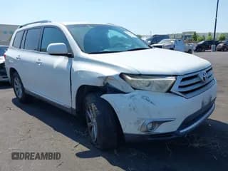 ✅ 2013 Toyota Highlander • VIN: 5TDZK3EH7DS128272 • Лот: 42735089. Опубликован ранее на IAAI с пробегом 179 739 миль. Бесплатный доступ к архиву аукционных продаж из США и подробный отчёт об истории автомобиля на DreamBid. Изображение 1.