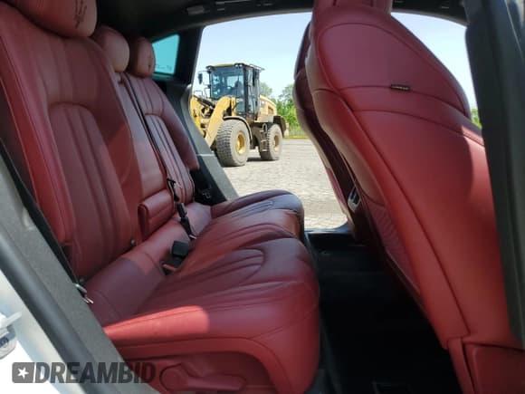 ✅ 2018 Maserati Levante GranSport • VIN: ZN661XUSXJX259582 • Лот: 56030025. Опубликован ранее на Copart с пробегом Не указан. Бесплатный доступ к архиву аукционных продаж из США и подробный отчёт об истории автомобиля на DreamBid. Изображение 11.