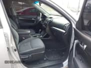 ✅ 2012 Kia Sorento LX • VIN: 5XYKT4A61CG215217 • Лот: 42103645. Опубликован ранее на IAAI с пробегом 200 758 миль. Бесплатный доступ к архиву аукционных продаж из США и подробный отчёт об истории автомобиля на DreamBid. Изображение 5.