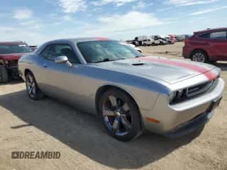 2014 Dodge Challenger SXT z VIN 2C3CDYAG0EH139872, wystawiony jako Copart lot #68122374 z przebiegiem 113 207 mil mil oraz Szkoda całkowita • Salvage title. Historia ofert i sprzedaży dostępna na DreamBid. Obrazek 4.