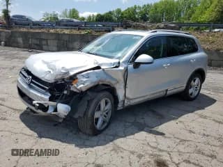 ✅ 2013 Volkswagen Touareg Lux • VIN: WVGEF9BP8DD003001 • Lot: 59022295. Listed on Copart with 142,087 mi. Free auction sales archive from the USA and detailed vehicle history report at DreamBid. Image 1.