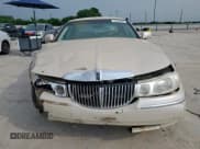 ✅ 2001 Lincoln Town Car Cartier • VIN: 1LNHM83W11Y609960 • Lot: 57269985. Wystawiony na Copart z przebiegiem 76 809 mil. Bezpłatny archiwum sprzedaży aukcyjnych z USA i szczegółowy raport historii pojazdu na DreamBid. Zdjęcie 5.