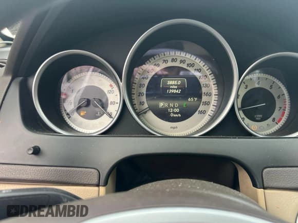 ✅ 2014 Mercedes-Benz C 250 • VIN: WDDGJ4HB1EG283988 • Lot: 86598175. Wystawiony na Copart z przebiegiem 139 842 mil. Bezpłatny archiwum sprzedaży aukcyjnych z USA i szczegółowy raport historii pojazdu na DreamBid. Zdjęcie 8.