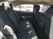 ✅ 2022 Toyota Corolla Hybrid LE • VIN: JTDEAMDE1N3011711 • Lot: 90301755. Wystawiony na Copart z przebiegiem 20 759 mil. Bezpłatny archiwum sprzedaży aukcyjnych z USA i szczegółowy raport historii pojazdu na DreamBid. Zdjęcie 10.