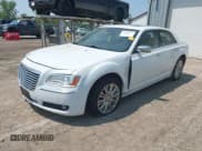 ✅ 2014 Chrysler 300 C • VIN: 2C3CCAKT5EH125486 • Lot: 42480877. Wystawiony na IAAI z przebiegiem 162 011 mil. Bezpłatny archiwum sprzedaży aukcyjnych z USA i szczegółowy raport historii pojazdu na DreamBid. Zdjęcie 2.