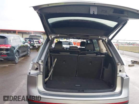 ✅ 2024 Volkswagen Atlas SE • VIN: 1V2JR2CA3RC533450 • Lot: 43099253. Wystawiony na IAAI z przebiegiem 5 499 mil. Bezpłatny archiwum sprzedaży aukcyjnych z USA i szczegółowy raport historii pojazdu na DreamBid. Zdjęcie 18.