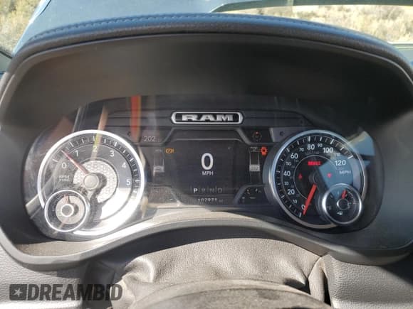 ✅ 2020 Ram 1500 Laramie • VIN: 1C6SRFDT7LN230168 • Lot: 82004415. Wystawiony na Copart z przebiegiem 107 971 mil. Bezpłatny archiwum sprzedaży aukcyjnych z USA i szczegółowy raport historii pojazdu na DreamBid. Zdjęcie 9.