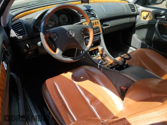 ✅ 2001 Mercedes-Benz CLK 320/430 • VIN: WDBLJ70GX1F171822 • Лот: 57683415. Опубликован ранее на Copart с пробегом 152 154 миль. Бесплатный доступ к архиву аукционных продаж из США и подробный отчёт об истории автомобиля на DreamBid. Изображение 8.