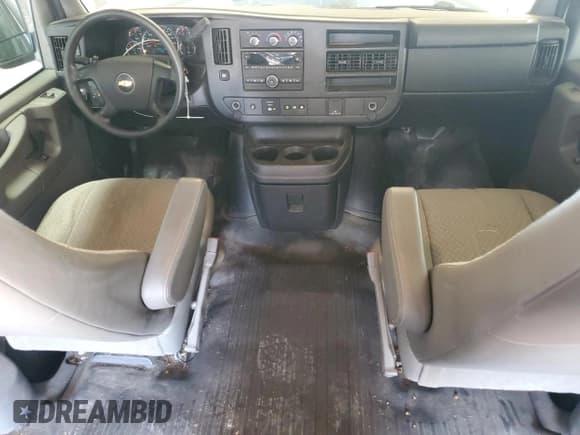 ✅ 2015 Chevrolet Express Cargo • VIN: 1GCWGFCF0F1219441 • Lot: 84630885. Wystawiony na Copart z przebiegiem 163 050 mil. Bezpłatny archiwum sprzedaży aukcyjnych z USA i szczegółowy raport historii pojazdu na DreamBid. Zdjęcie 8.