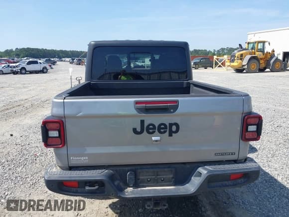 ✅ 2020 Jeep Gladiator Sport S • VIN: 1C6HJTAG7LL128940 • Lot: 42108154. Wystawiony na IAAI z przebiegiem 90 596 mil. Bezpłatny archiwum sprzedaży aukcyjnych z USA i szczegółowy raport historii pojazdu na DreamBid. Zdjęcie 16.