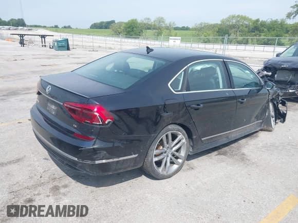 ✅ 2017 Volkswagen Passat R-Line • VIN: 1VWDT7A32HC075283 • Лот: 42961920. Опубликован ранее на IAAI с пробегом 119 372 миль. Бесплатный доступ к архиву аукционных продаж из США и подробный отчёт об истории автомобиля на DreamBid. Изображение 4.