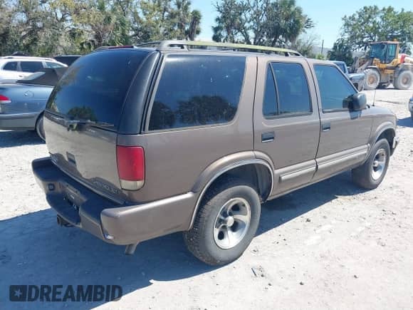 2000 Chevrolet Blazer LS с VIN 1GNCS13W0Y2244381, выставлен на аукционе IAAI как лот 41762904 с пробегом 196 962 миль миль и . История ставок и продаж доступна на DreamBid. Изображение 4.
