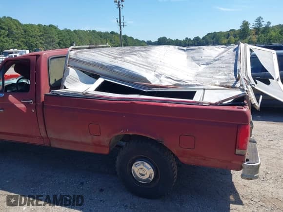 ✅ 1987 Ford F-250 • VIN: 1FTFF25Y3HNA00401 • Lot: 43136642. Wystawiony na IAAI z przebiegiem 99 817 mil. Bezpłatny archiwum sprzedaży aukcyjnych z USA i szczegółowy raport historii pojazdu na DreamBid. Zdjęcie 6.