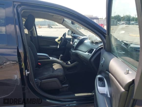 ✅ 2019 Dodge Journey SE • VIN: 3C4PDCBB0KT856889 • Lot: 43253151. Wystawiony na IAAI z przebiegiem 76 141 mil. Bezpłatny archiwum sprzedaży aukcyjnych z USA i szczegółowy raport historii pojazdu na DreamBid. Zdjęcie 5.