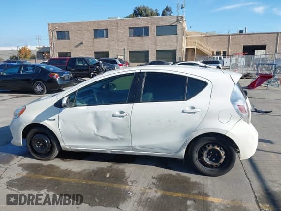 ✅ 2014 Toyota Prius Three • VIN: JTDKDTB39E1070250 • Lot: 43795137. Wystawiony na IAAI z przebiegiem 222 191 mil. Bezpłatny archiwum sprzedaży aukcyjnych z USA i szczegółowy raport historii pojazdu na DreamBid. Zdjęcie 6.