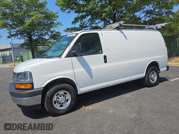 ✅ 2021 Chevrolet Express Cargo • VIN: 1GCWGAF72M1167380 • Lot: 62544795. Wystawiony na Copart z przebiegiem 84 845 mil. Bezpłatny archiwum sprzedaży aukcyjnych z USA i szczegółowy raport historii pojazdu na DreamBid. Zdjęcie 1.