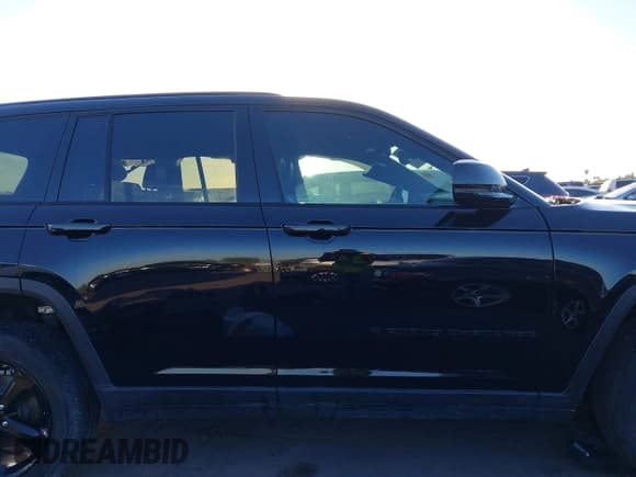 ✅ 2023 Jeep Grand Cherokee Altitude • VIN: 1C4RJGAG6PC662909 • Lot: 42916213. Wystawiony na IAAI z przebiegiem 24 008 mil. Bezpłatny archiwum sprzedaży aukcyjnych z USA i szczegółowy raport historii pojazdu na DreamBid. Zdjęcie 12.