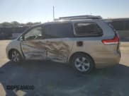 ✅ 2011 Toyota Sienna LE • VIN: 5TDKK3DC2BS135487 • Lot: 93556155. Wystawiony na Copart z przebiegiem 147 038 mil. Bezpłatny archiwum sprzedaży aukcyjnych z USA i szczegółowy raport historii pojazdu na DreamBid. Zdjęcie 2.