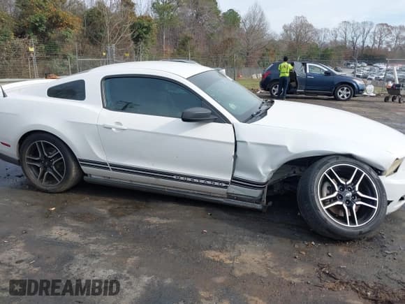 ✅ 2011 Ford Mustang Premium • VIN: 1ZVBP8AM8B5130213 • Lot: 43757998. Listed on IAAI with 146,934 mi. Free auction sales archive from the USA and detailed vehicle history report at DreamBid. Image 13.