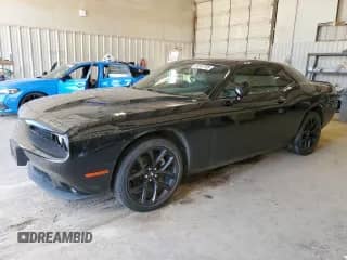 2022 Dodge Challenger SXT z VIN 2C3CDZAG5NH205757, wystawiony jako Copart lot #64287705 z przebiegiem 39 976 mil mil oraz Szkoda całkowita • Salvage title. Historia ofert i sprzedaży dostępna na DreamBid. Obrazek 1.