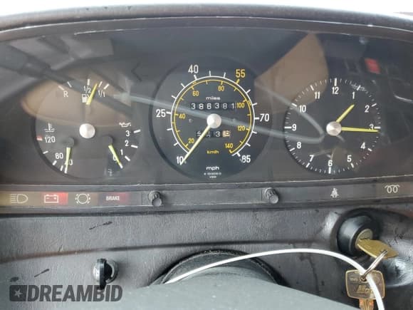 ✅ 1981 Mercedes-Benz 300 D • VIN: WDBAB30AXBB234774 • Lot: 55327975. Listed on Copart with 386,381 mi. Free auction sales archive from the USA and detailed vehicle history report at DreamBid. Image 9.